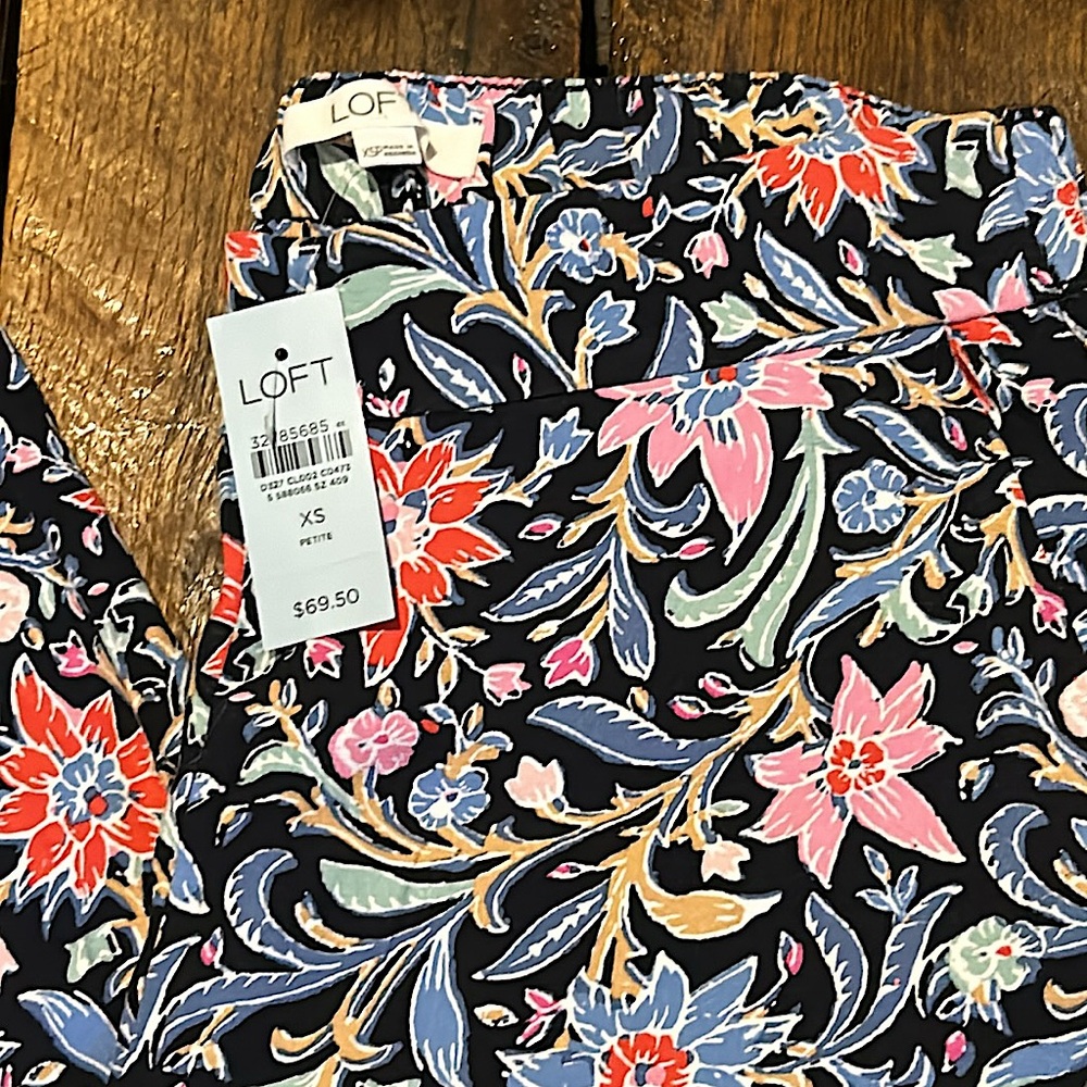 •NWT LOFT PXS Blue floral print stretch waisted capris• - Picture 3 of 11